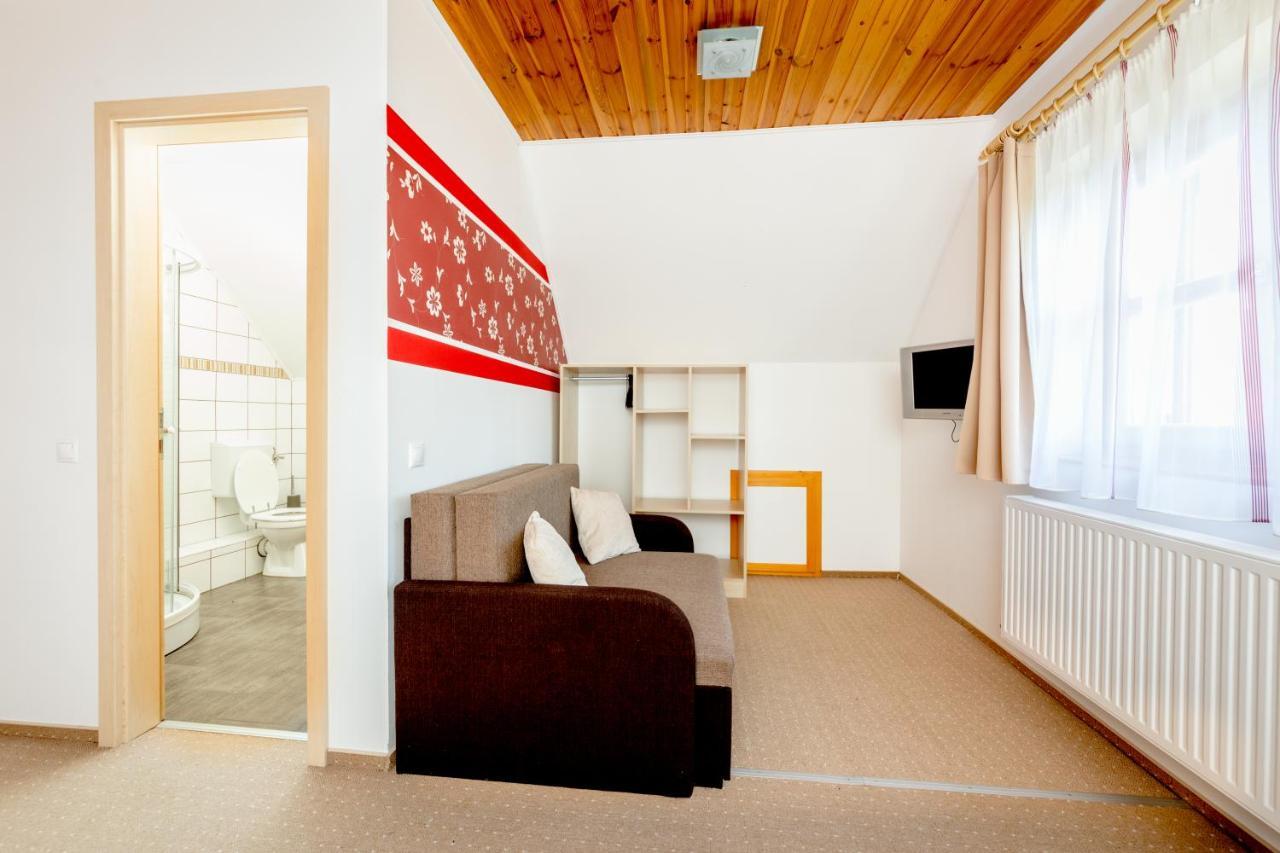 Rozmaring Vendeghaz Hotel Zengővárkony Eksteriør billede